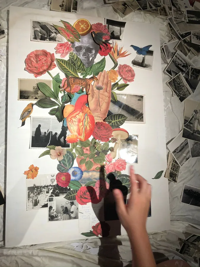 Colagem em construção sobre papel branco, com flores, um coração e fotografias antigas espalhadas ao redor.