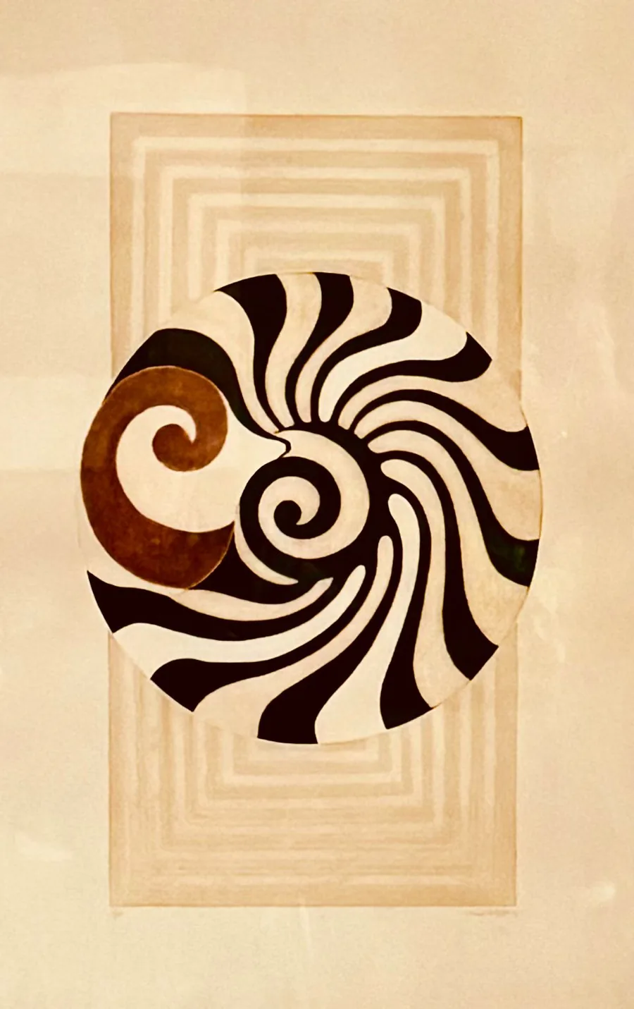 Quadro da clínica: um círculo formado por espirais em preto, creme e terracota.