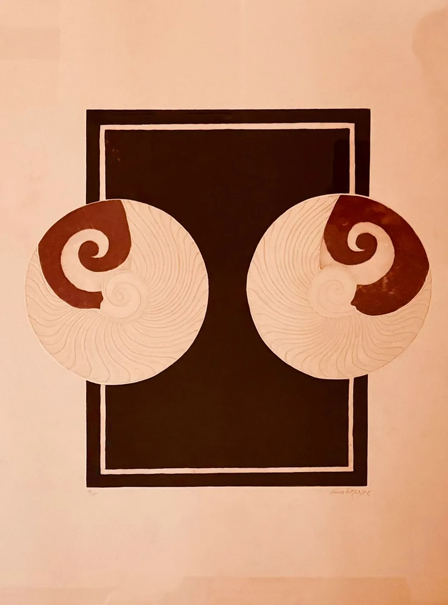 Quadro da clínica: dois círculos em espiral, lado a lado, sobre fundo escuro.